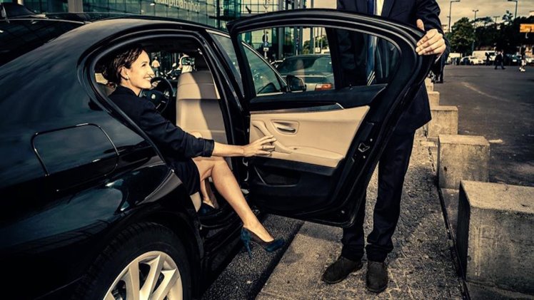 BENEFITS OF USING A TAXI AIRPORT TRANSFER SERVICE