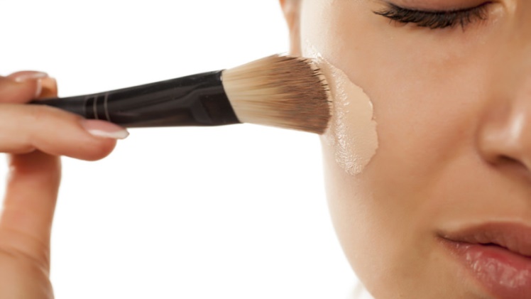 5 Ways to Get Skin Care Benefits From Everyday Makeup