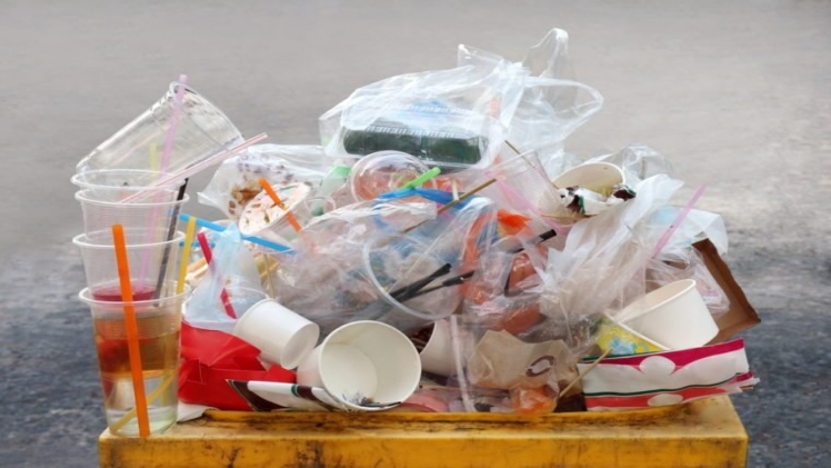 TRASH BAG TO REDUCE PLASTIC WASTE IN DAILY ACTIVITIES