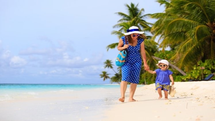 What to search for while picking the best beach bag for mothers