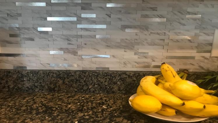 How to Choose a Peel and Stick Backsplash for Your Kitchen