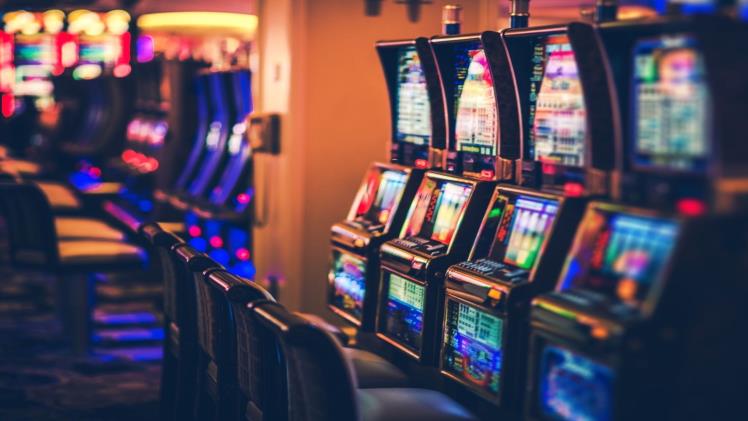 Analyzing the Pros and Cons of Online Slots